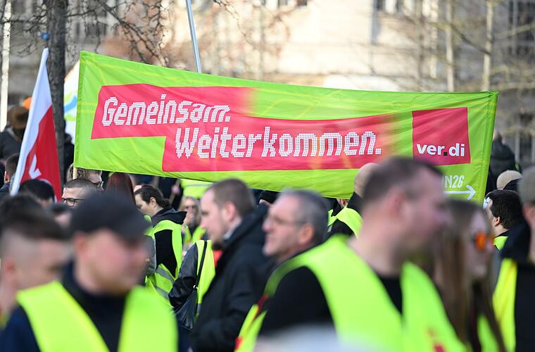 Warnstreiks legen Nahverkehr lahm