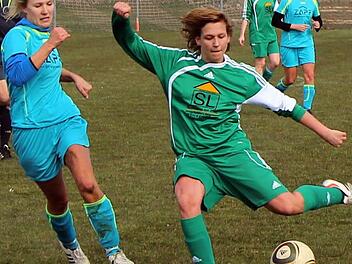 Nathalie Schirmer (ASV Hollfeld) konnte beim Schuss von Frickenhausens Spielertrainerin Anika Höß nicht mehr eingreifen, doch die Kugel verfehlte das Ziel. Foto: Thomas