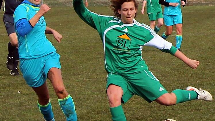 Nathalie Schirmer (ASV Hollfeld) konnte beim Schuss von Frickenhausens Spielertrainerin Anika Höß nicht mehr eingreifen, doch die Kugel verfehlte das Ziel. Foto: Thomas