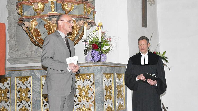 Als ehemaliger Nachbarbürgermeister und Landrat übermittelte Wilhelm Schneider Glückwünsche. Foto: Schmidt