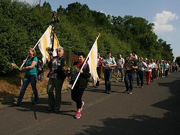Der Einzug der Wallfahrer nach Gräfendorf mit Begleitung durch die Musikkapelle. Foto: Gerhard Leimeister