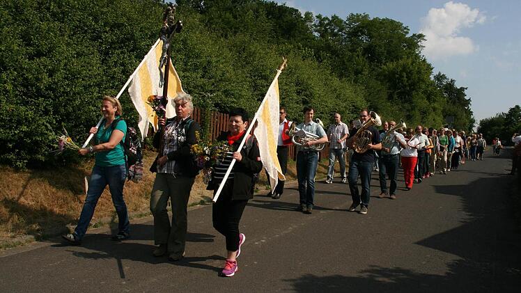 Der Einzug der Wallfahrer nach Gräfendorf mit Begleitung durch die Musikkapelle. Foto: Gerhard Leimeister