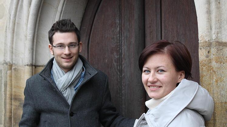 Nico Cieslar und Aanna Cherniavska vor der Tourist-Information Foto: Carmen Schwind