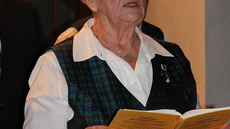 Maria Seliger forderte die Zuhörer mit einer besinnlichen Geschichte auf, ihr zur Krippe zu folgen.