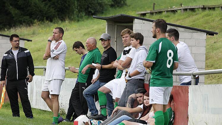 Die Bank der SG mit Trainer Michael Gerber und dem verletzten Spielführer Sebastian Seelmann (mit Kappe).