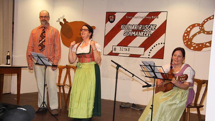 Ottmar und Brunhilde singen zu GitarrenbegleitungFoto: Matthias Nöth