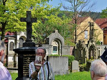 Gerhard Wulz zeigt beim Rundgang auch historische Bilder. Foto: Werner Vogel