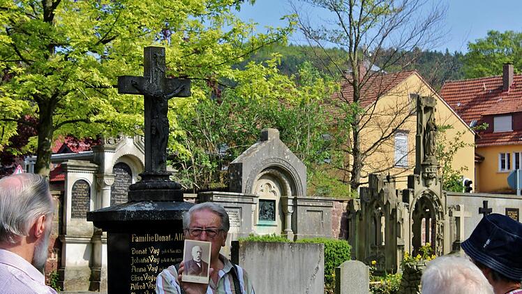 Gerhard Wulz zeigt beim Rundgang auch historische Bilder. Foto: Werner Vogel
