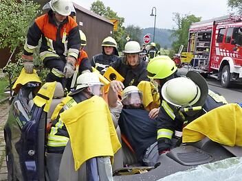 Viele Hände waren nötig um den Fahrzeuglenkers aus dem "verunfallten Personenwagen" zu bergen.  Foto: Klaus-Peter Wulf