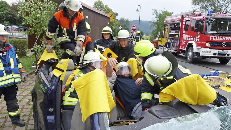 Viele Hände waren nötig um den Fahrzeuglenkers aus dem "verunfallten Personenwagen" zu bergen.  Foto: Klaus-Peter Wulf