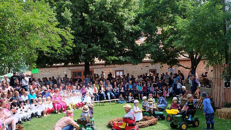 Aufführung der Kinder beim Sommerfest es Kinderhauses  "Unterm Regenbogen Thundorf".   Philipp Bauernschubert