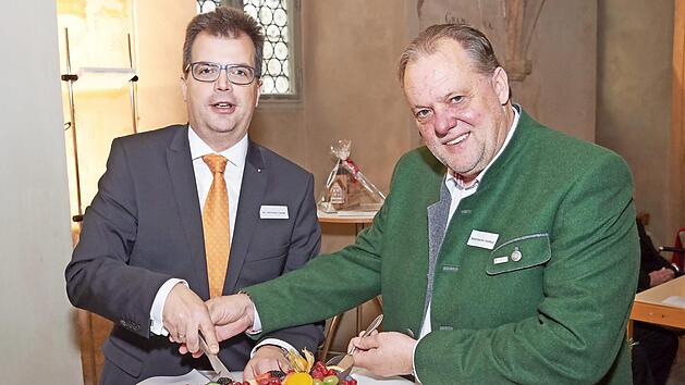B&uuml;rgermeister Christian Lange (links) und Feldkirchens B&uuml;rgermeister Martin Treffner schneiden die Geburtstagstorte an.  Foto: Stadtarchiv/J&uuml;rgen Schraudner