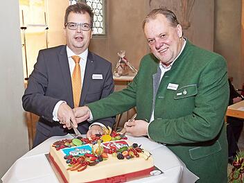 Bürgermeister Christian Lange (links) und Feldkirchens Bürgermeister Martin Treffner schneiden die Geburtstagstorte an.  Foto: Stadtarchiv/Jürgen Schraudner