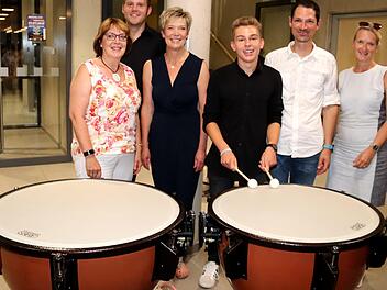 Sie freuen sich über die neuen Pauken, von links: Alexandra Fleischer (Förderverein), Florian Kager, Ariane Dammann-Ranger, Erik Wagner, Georg Schlee und Kerstin Paustian (Förderverein).  Foto: Johanna Blum