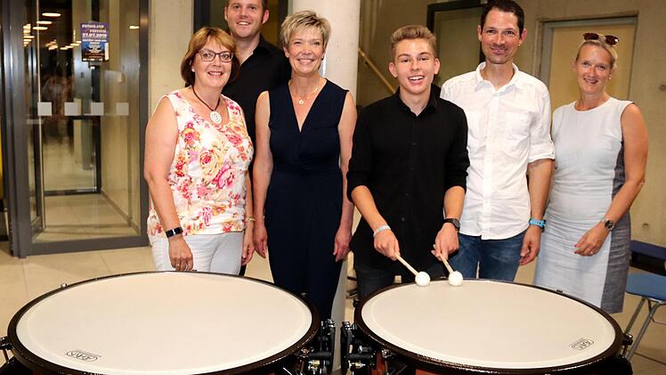 Sie freuen sich über die neuen Pauken, von links: Alexandra Fleischer (Förderverein), Florian Kager, Ariane Dammann-Ranger, Erik Wagner, Georg Schlee und Kerstin Paustian (Förderverein).  Foto: Johanna Blum