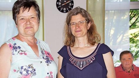 Pastoralreferentin Andrea Friedrich (rechts) referierte im Bürgertreff "Sternstübla" in Trossenfurt zum Thema "Kraftquellen aus der Bibel". Anita Amend dankte ihr herzlich und wies auf das neue BhB-Programm hin, das am 30. September beginnt.  Foto: Sabine Weinbeer