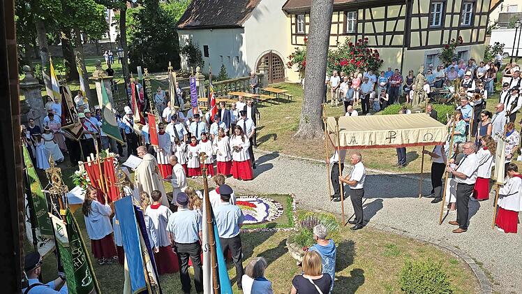 Ein Blick von oben auf die Prozession.