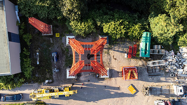 Gro&szlig;vater und Enkel bauen Eiffelturm im Elsass nach