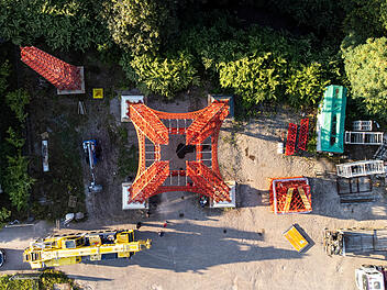 Großvater und Enkel bauen Eiffelturm im Elsass nach