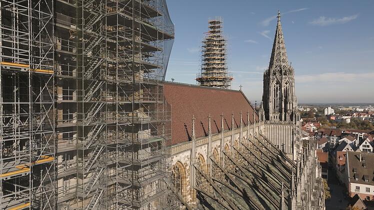 Der Turm des Ulmer Münsters ragt mit 116,5 Metern als höchster Kirchturm der Welt in den Himmel. In der ersten Episode der sechsteiligen Dokumentarreihe "Europas Ingenieurskunst" werden unter anderem Steinmetz Aaron Weisser und sein Team bei der Restaurierung des Bauwerks begleitet.