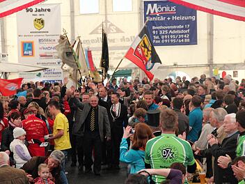 Einzug der Ehrengäste in das SCA-Festzelt angeführt von Lorenz Galster.  Fotos: Johanna Blum