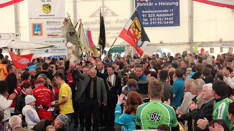 Einzug der Ehrengäste in das SCA-Festzelt angeführt von Lorenz Galster.  Fotos: Johanna Blum