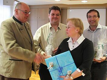 Bürgermeister Dieter Adam (links) verabschiedet die langjährigen Gemeinderäte Michael Grampp (FW), Anneliese Kastner (fraktionslos) und Gerd Kammerer (SPD) persönlich in der letzten Sitzung der Wahlperiode. Ebenfalls nicht mehr im Gremium sind Ortssprecher Paul Heinel (SPD) aus Schimmendorf, Bernd Bittruf (SPD) und Klaus Ramming (SPD). Foto: Sonja Adam