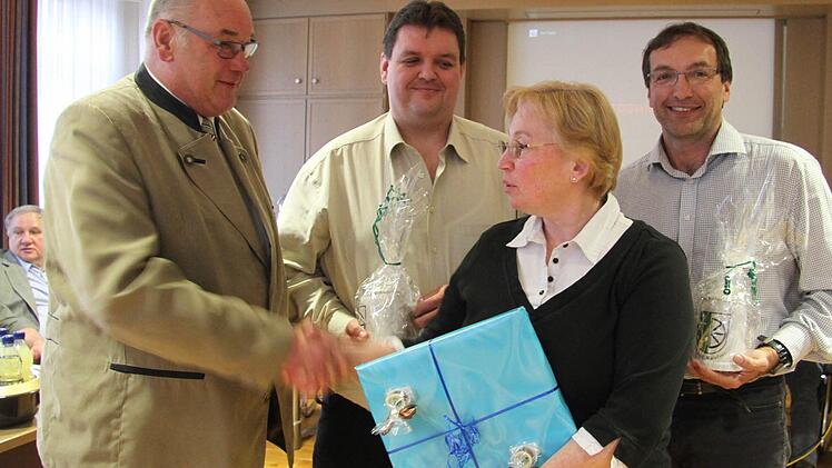 Bürgermeister Dieter Adam (links) verabschiedet die langjährigen Gemeinderäte Michael Grampp (FW), Anneliese Kastner (fraktionslos) und Gerd Kammerer (SPD) persönlich in der letzten Sitzung der Wahlperiode. Ebenfalls nicht mehr im Gremium sind Ortssprecher Paul Heinel (SPD) aus Schimmendorf, Bernd Bittruf (SPD) und Klaus Ramming (SPD). Foto: Sonja Adam