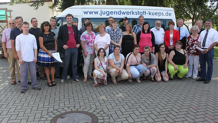 Diese Jugendlichen legten ihre Gesellenprüfung als Beikoch, bzw. Holzfachwerker erfolgreich ab. Mit im Bild: Bürgermeister Herbert Schneider, stellvertretender Landrat Gerhard Wunder, die Geschäftsführerin Karin Pfadenhauer und die Leiterin der Jugendwerkstatt, Burgunde Brauer, mit ihren Mitarbeitern. Foto: Veronika Schadeck