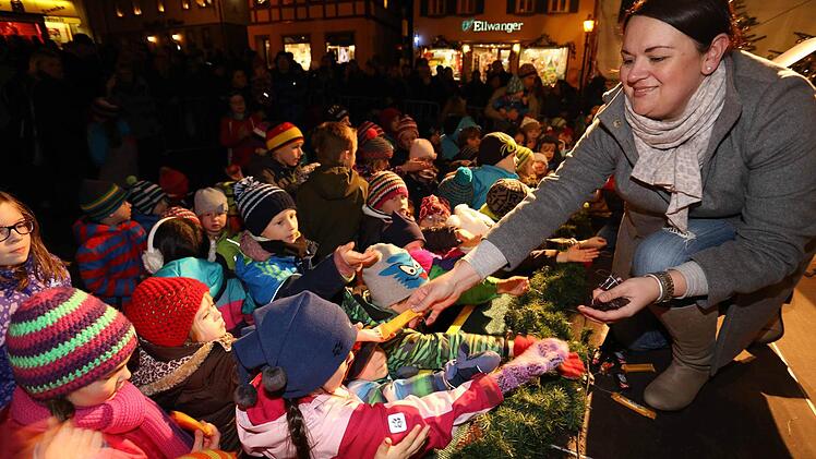 An die Kinder werden Süßigkeiten verteilt. Foto: Andreas Brandl