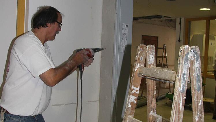 Anton Pinhart führt die letzten Trockenbauarbeiten aus. Foto: Sonja Adam