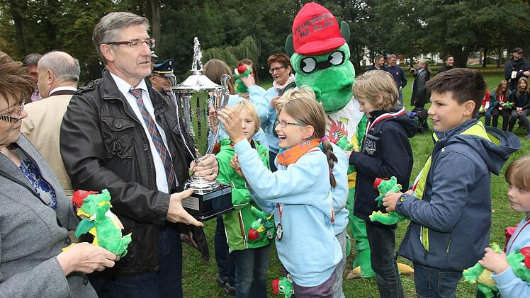 Landrat Michael Buch überreicht der Kinderfeuerwehr den großen Siegerpokal von Innenminister Joachim Herrmann. Foto: Michael Stelzner