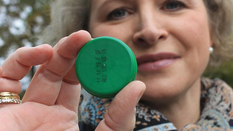Anne Spoerl mit einem Plastikverschluss, der Leben retten kann.