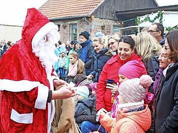 Für die kleinen Marktbesucher hatte der Weihnachtsmann Süßigkeiten mitgebracht. Foto: Steffen Vetter