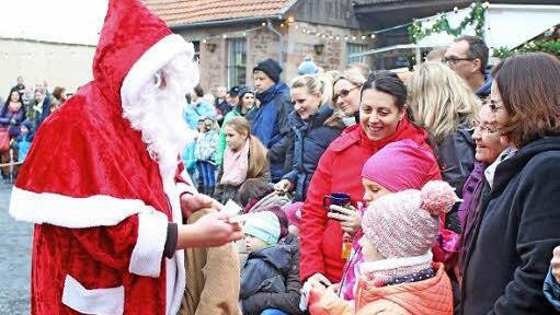 Für die kleinen Marktbesucher hatte der Weihnachtsmann Süßigkeiten mitgebracht. Foto: Steffen Vetter