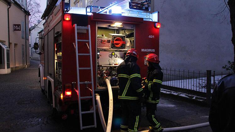 Von der Nägleinsgasse aus drangen Feuerwehrleute in das Gebäude Spitalgasse 1 ein. Foto: Jochen Berger