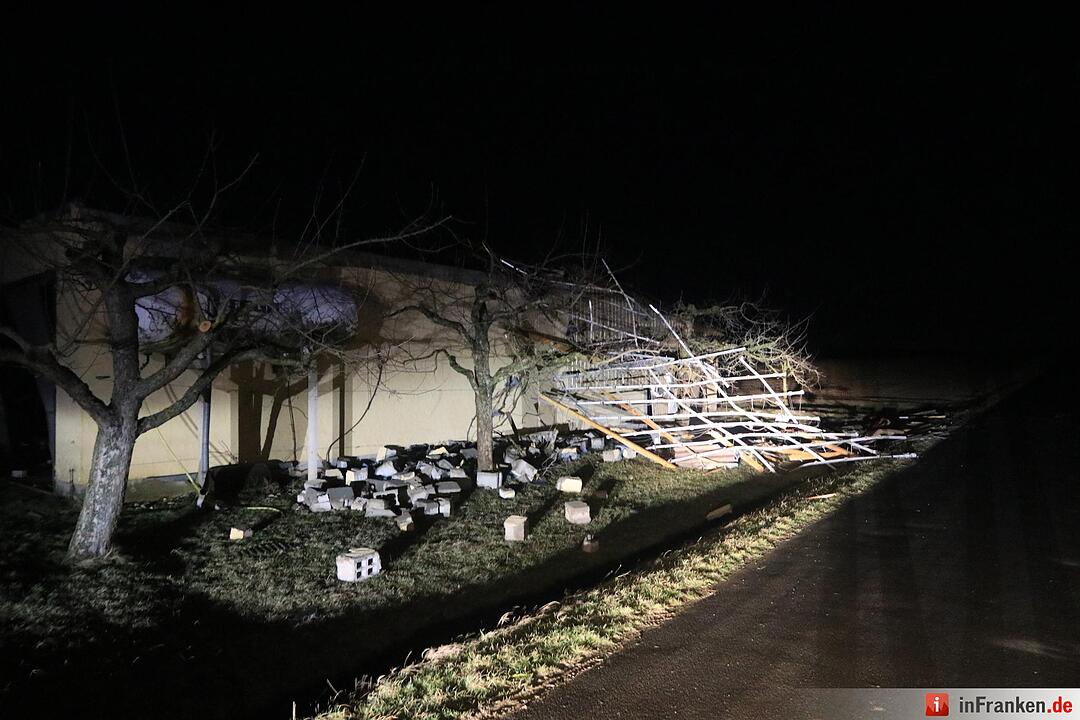 Katastrophenfall nach Tornado ausgerufen - Rund 53 Häuser in Kürnach teils schwer beschädigt