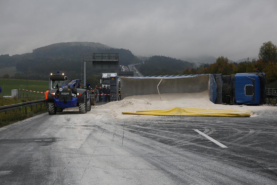 Nürnberger Land: Vollsperrung der A9 - Lkw-Ladung quer über die Fahrbahn verteilt