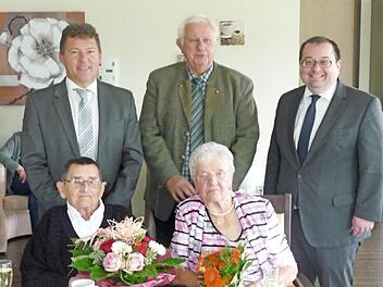 Die Bürgermeister Söder (r.) und Joneitis (l.) sowie stellvertretender Landrat Johann Pfister gratulieren dem Jubelpaar. Foto: p