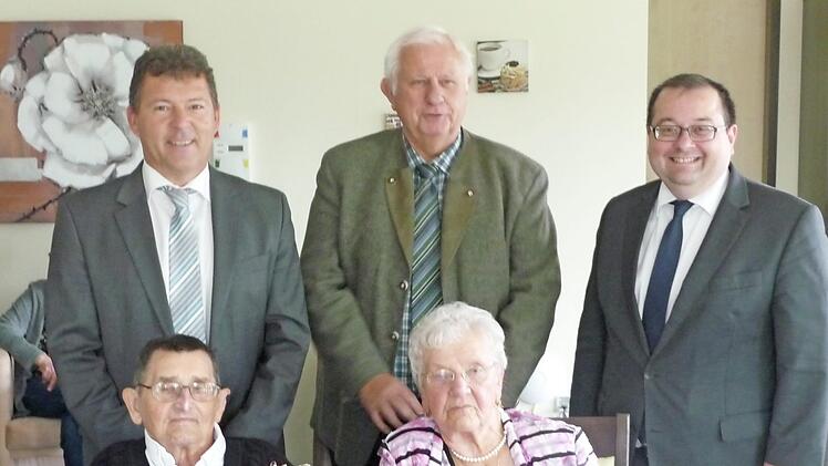 Die Bürgermeister Söder (r.) und Joneitis (l.) sowie stellvertretender Landrat Johann Pfister gratulieren dem Jubelpaar. Foto: p