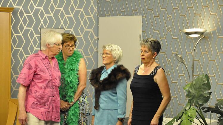 Mit dem Dreiakter "Junggesellenabschied" stellten die Theaterfreunde Waldfenster eine spannende und mitreißende Komödie auf die Bühne, die mit Wortwitz, Dialekt und Situationskomik keine Wünsche offen ließ. Foto: Peter Klopf