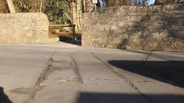 Risse durchziehen die Fahrbahn am Eingang zum Jörgentorpark.Heike Beudert