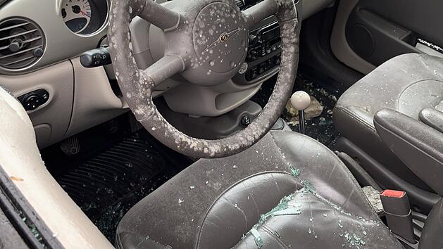 Kinder bewerfen Auto mit Steinen - sie verursachen 3000 Euro Schaden