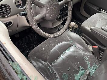 Kinder bewerfen Auto mit Steinen - sie verursachen 3000 Euro Schaden Kinder bewerfen Auto mit Steinen - sie verursachen 3000 Euro Schaden