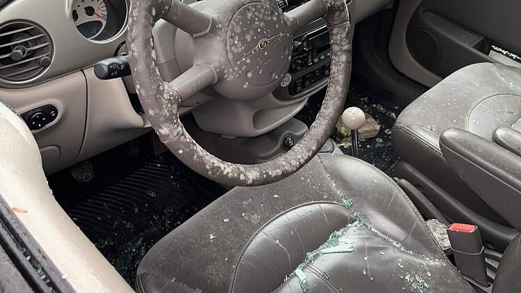 Kinder bewerfen Auto mit Steinen - sie verursachen 3000 Euro Schaden