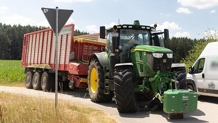 Unfall im Kreis Ansbach: Auto kollidiert mit Traktor