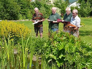 Die Kreisbewertungskommission mit (von links): Horst Heinlein, Herbert Reuther, Edgar Bärenz und Manfred Gliese inspizierte 35 Gartenanlagen im Landkreis Kronach. Foto: Gerd Fleischmann
