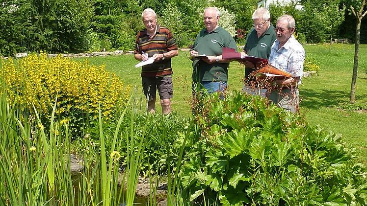 Die Kreisbewertungskommission mit (von links): Horst Heinlein, Herbert Reuther, Edgar Bärenz und Manfred Gliese inspizierte 35 Gartenanlagen im Landkreis Kronach. Foto: Gerd Fleischmann