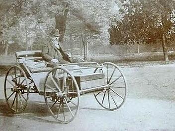 1888 hatte Andreas Flocken in seiner Landmaschinenfabrik bereits ein Elektrofahrzeug in Arbeit. Das ist verbürgt. Wie das Fahrzeug aussah, ist unklar. Dieses Foto hier stammt vermutlich aus dem Jahr 1892.