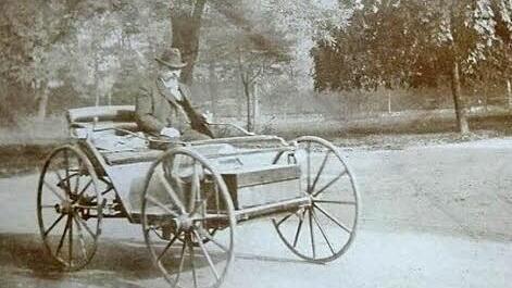 1888 hatte Andreas Flocken in seiner Landmaschinenfabrik bereits ein Elektrofahrzeug in Arbeit. Das ist verbürgt. Wie das Fahrzeug aussah, ist unklar. Dieses Foto hier stammt vermutlich aus dem Jahr 1892.